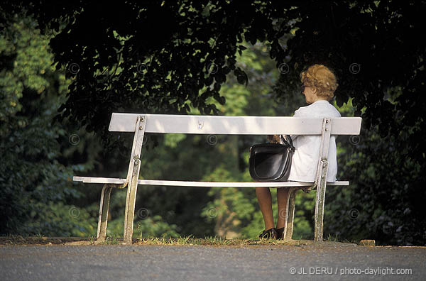 femme sur un banc
